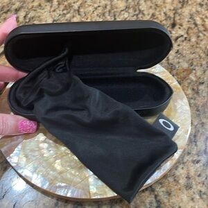 Oakley hard glasses case with glasses storage pouch/cleaning cloth